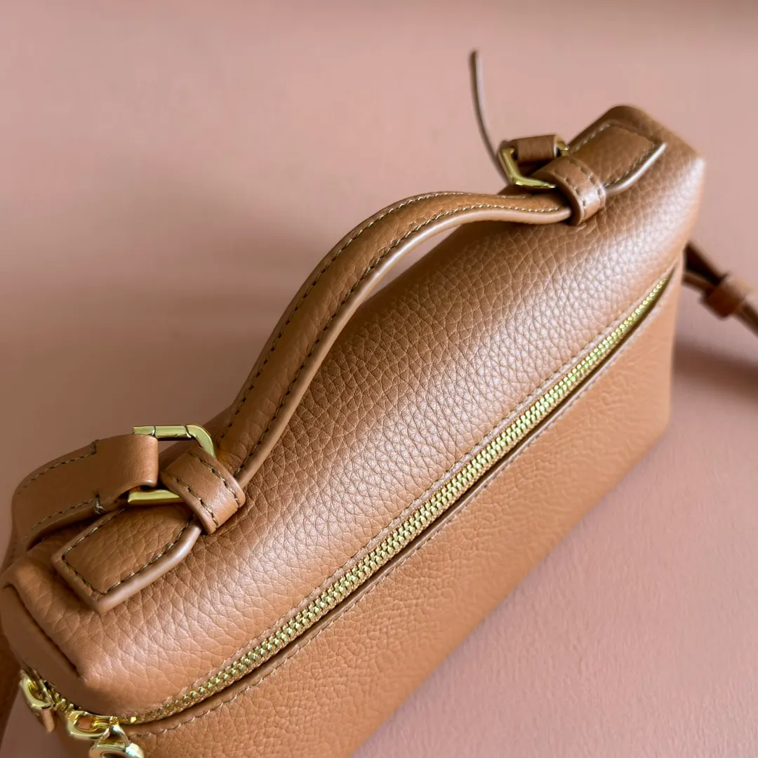 p1160💋💋💋【Original leather configuration counter complete set of packaging】 𝐋𝐨𝐫𝐨 𝐏𝐢𝐚𝐧@ Extra pocket L19 series handbag/crossbody bag, all steel, the most comfortable life is the undefined life, just like loro The material design of pian@ does not require complicated design styles. The simple and soft outline is elegant and durable, like an exquisite cosmetic case, which perfectly balances appearance and functionality. The leather is delicate and feels as soft as butter. The small bag has a large capacity. It is not only portable with a thin shoulder strap, but can also be worn cross-body. Sisters who have a special liking for minimalist style can buy it. It is simple and versatile. The simpler, the more different. Stars and Instagram celebrities are all planting it. There are two sizes of 19 cm and 27 cm. One is exquisite and casual, and the other is elegant and grand. Size: Small: length 19×width 7×height 12cm (